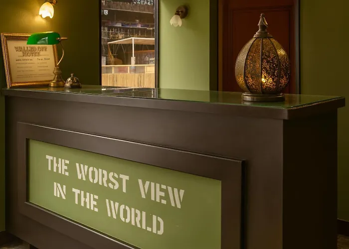 Walled Off Hotel Parigi